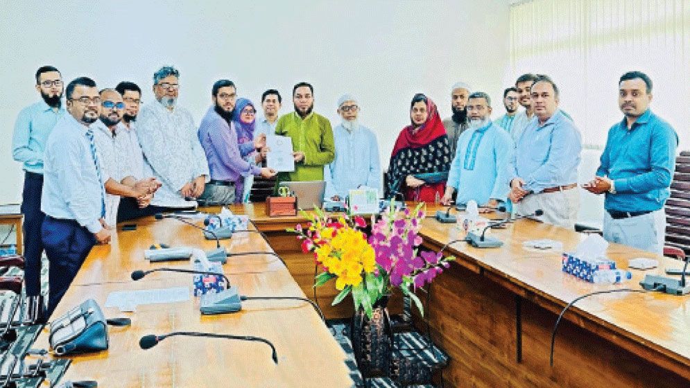 GAU alumni association hands over draft constitution to VC