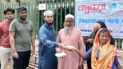 The destitute, day labourers get iftar items in Dhaka’s Mohammadpur