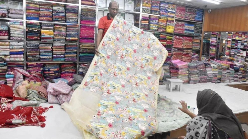 Foreign yarn dominates Rajshahi silk, fewer buyers for pure silk