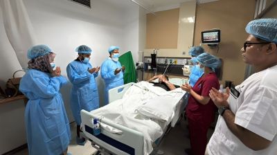 Jamaat ameer visits Mirza Abbas at Evercare