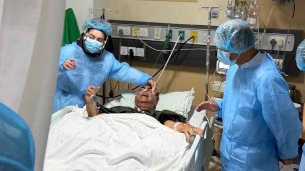 PM visits ailing Mirza Abbas at Evercare Hospital