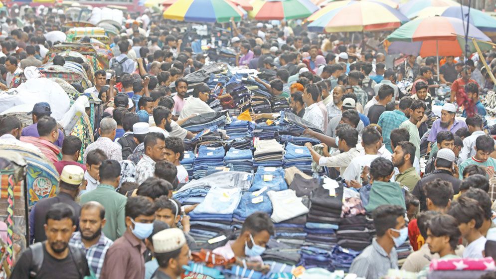 Footpath markets bustle with last-minute Eid shopping