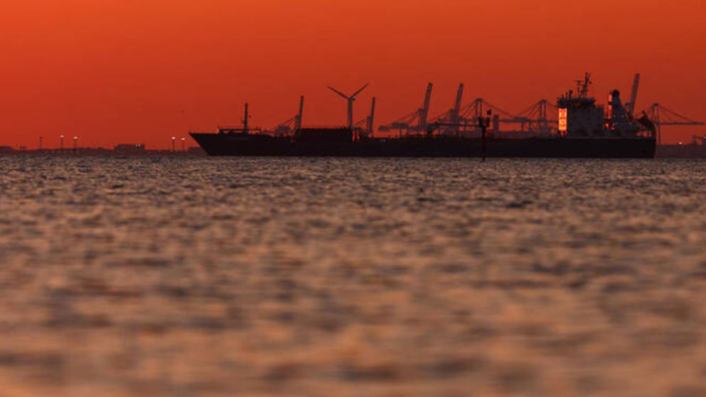 US allows 30-day sale of Iran oil at sea in bid to tame prices