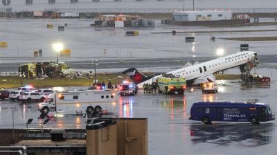 Runway collision kills two pilots, shutters New York airport