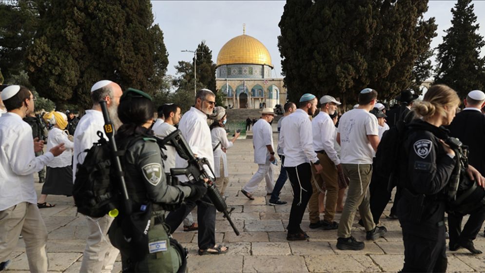 Israeli settlers storm Al-Aqsa Mosque just after reopening