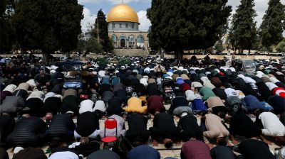 Over 100,000 worshippers perform Friday prayers at Al-Aqsa