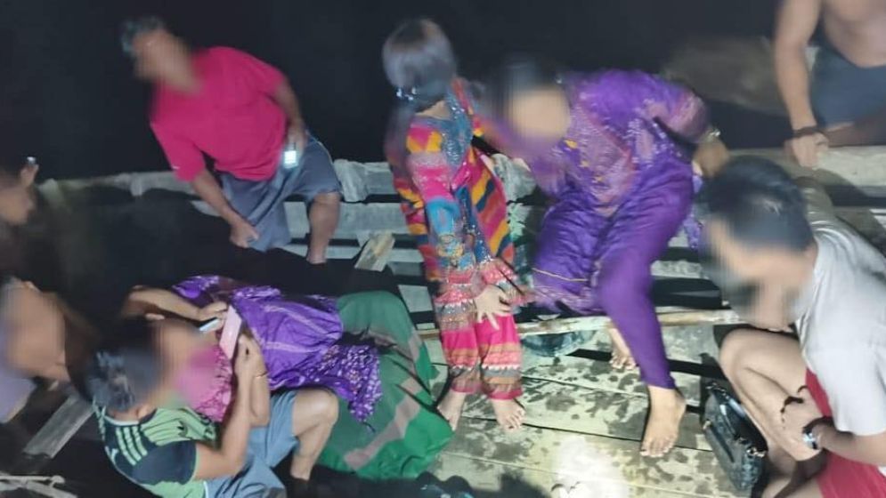 Army rescues 11 alive after boat capsizes in Rangamati