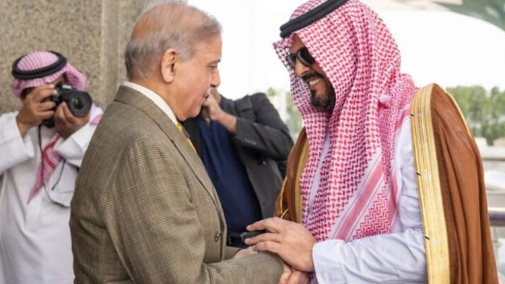 Pakistan PM arrives in Saudi Arabia in push for new US-Iran talks