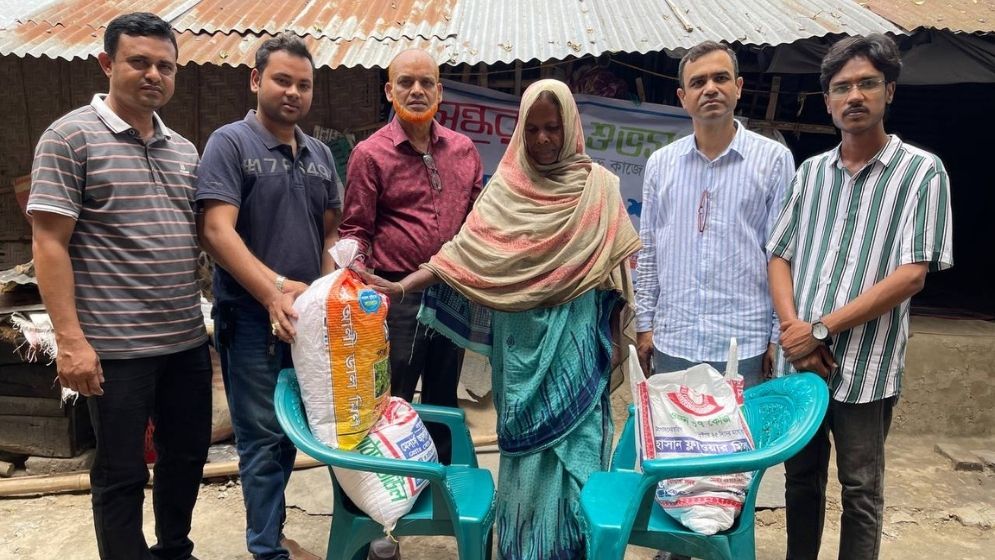 Shuvosangho provides food support to destitute woman in Chuadanga