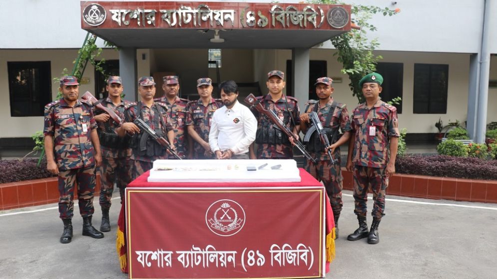 Indian national held in Jashore with gold, foreign currencies