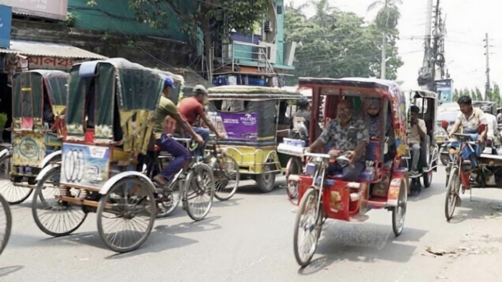 Unregulated battery-run rickshaws, easy-bikes choke Jashore town