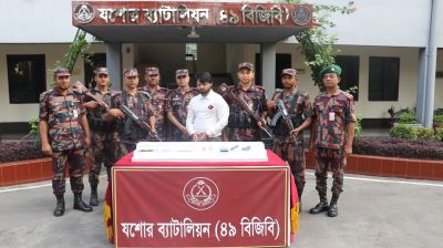 Indian national held in Jashore with gold, foreign currencies