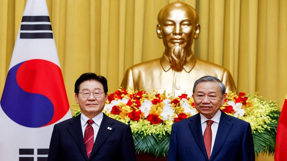 Vietnam's To Lam meets South Korean leader Lee in Hanoi