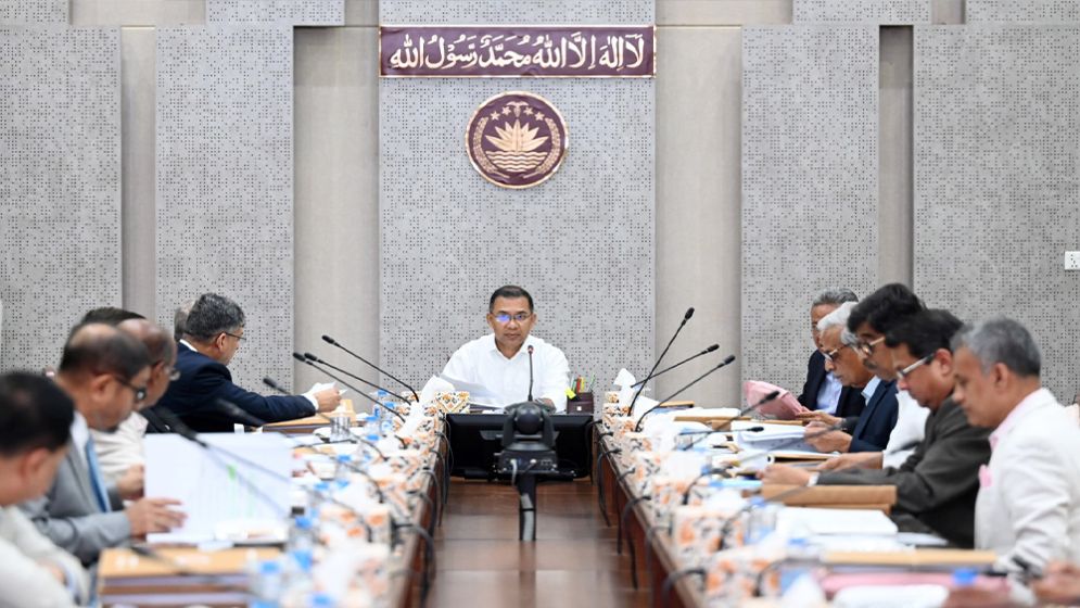PM chairs ECNEC meeting at Secretariat