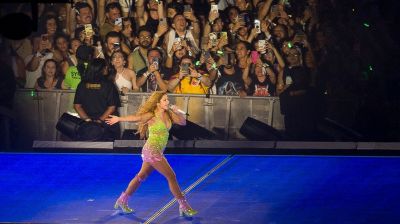 Under full moon, Shakira thrills 2 million fans on Rio's Copacabana beach