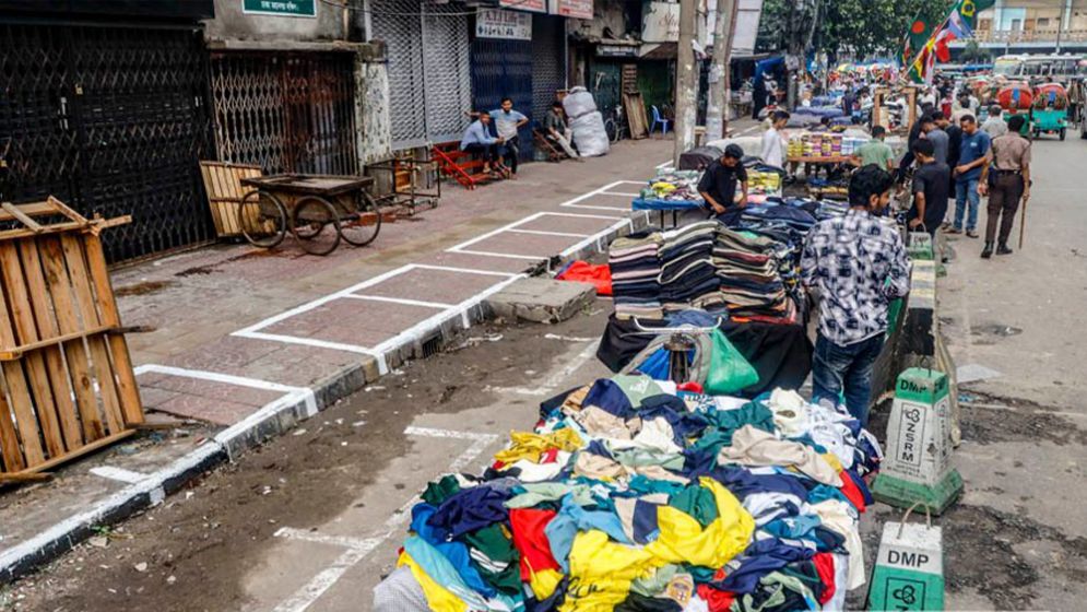 Hawkers being allowed on streets without policy or legal framework