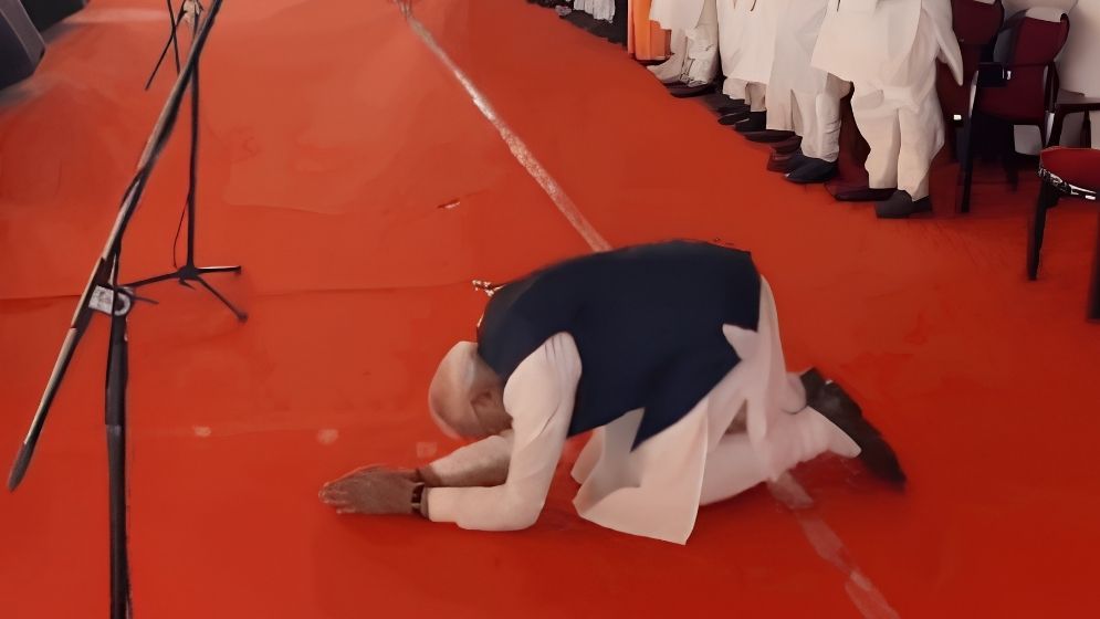 Modi bows down with folded hands to Kolkata crowd