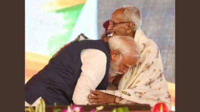 Modi touches feet of 98-year-old Makhanlal Sarkar in West Bengal