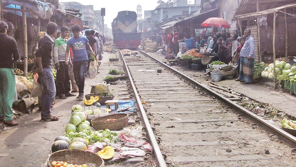 Unauthorised kitchen market on Khulna rail line sparks safety concerns