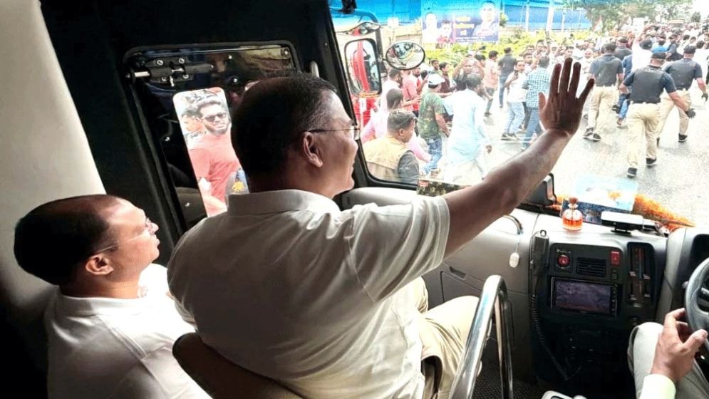 PM joins roadside rally in Cumilla en route to Chandpur