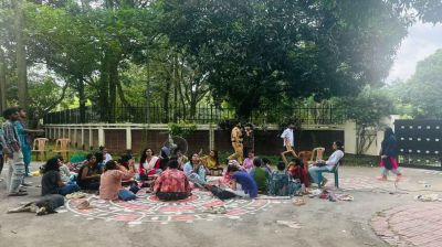 JU students stage overnight protest, demand proctor’s resignation