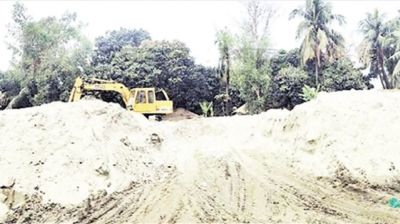 Illegal soil extraction runs unchecked in Jashore’s Jhikargachha