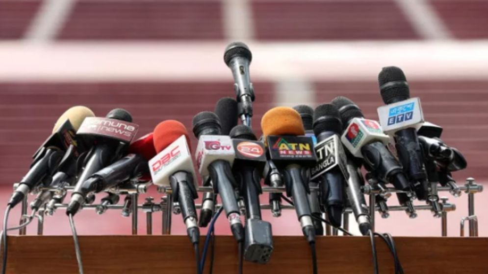 Strange cases, extraordinary manipulation: Journos caught in triple squeeze