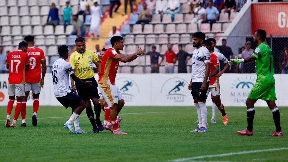 Mohammedan lead Bashundhara Kings 2–1 at half time