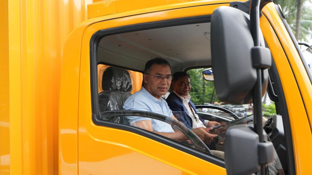 Prime Minister visits sports and EV vehicle exhibition