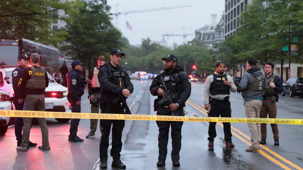 Suspect dies after trading gunfire with officers near White House