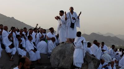 Pilgrims pray on Mount Arafat as hajj reaches peak