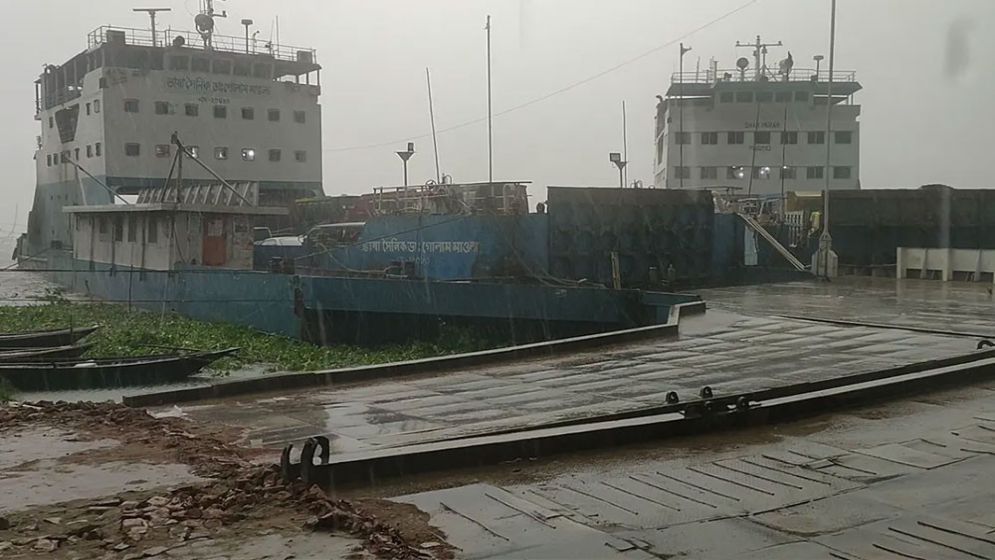 Ferry services halted on Paturia-Daulatdia and Aricha-Kazirhat routes