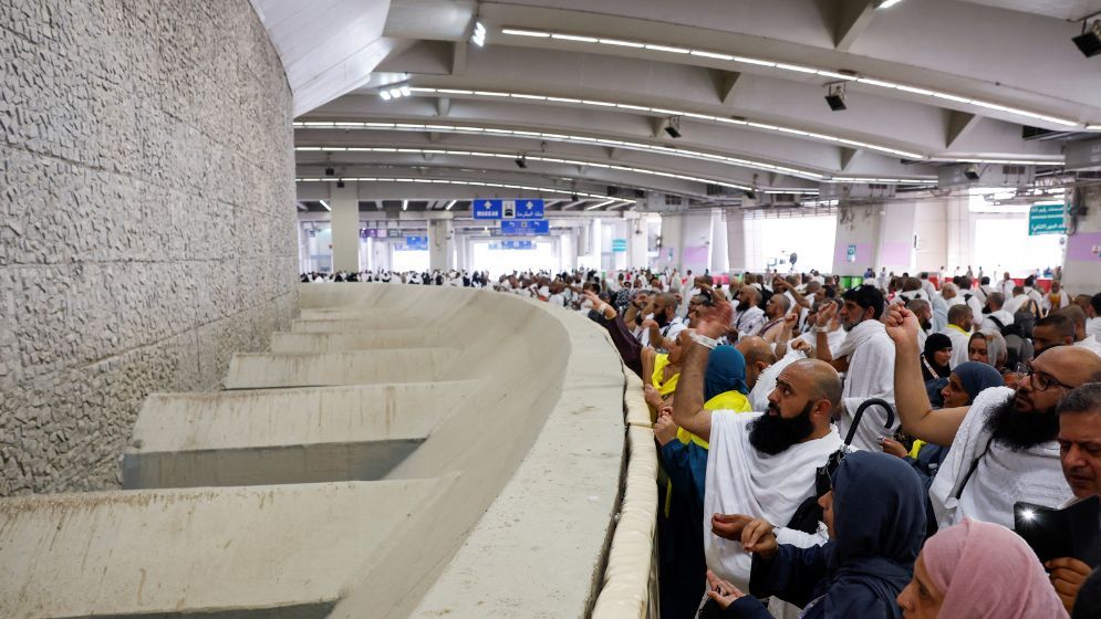 Pilgrims 'stone the devil' at Hajj gripped by intense heat