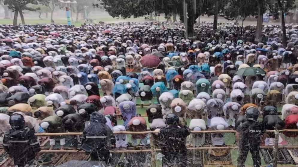Sholakia hosts 199th Eid congregation amid torrential rain