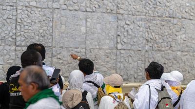 Return Hajj flights begin as pilgrims head home