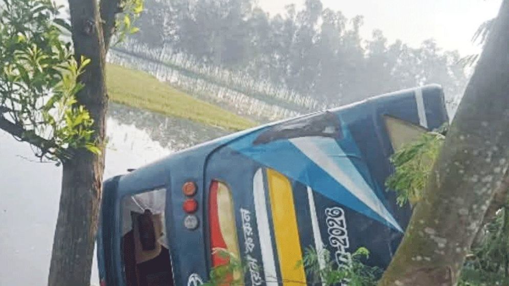 One killed, 12 injured as bus overturns in Gaibandha