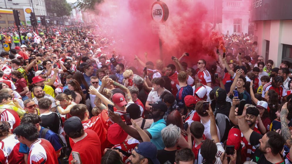 Arsenal set aside loss to PSG with bus parade celebrating EPL crown