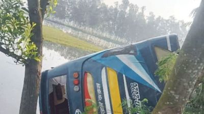 One killed, 12 injured as bus overturns in Gaibandha