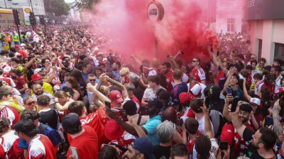 Arsenal set aside loss to PSG with bus parade celebrating EPL crown
