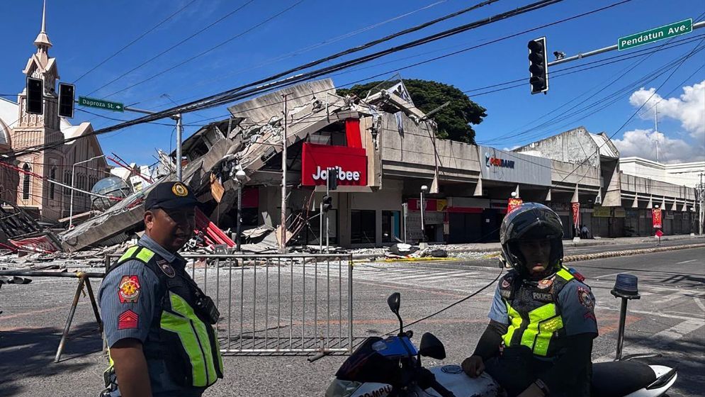 7.8-magnitude quake off Philippines kills one, sparks tsunami alerts