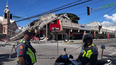 7.8-magnitude quake off Philippines kills one, sparks tsunami alerts