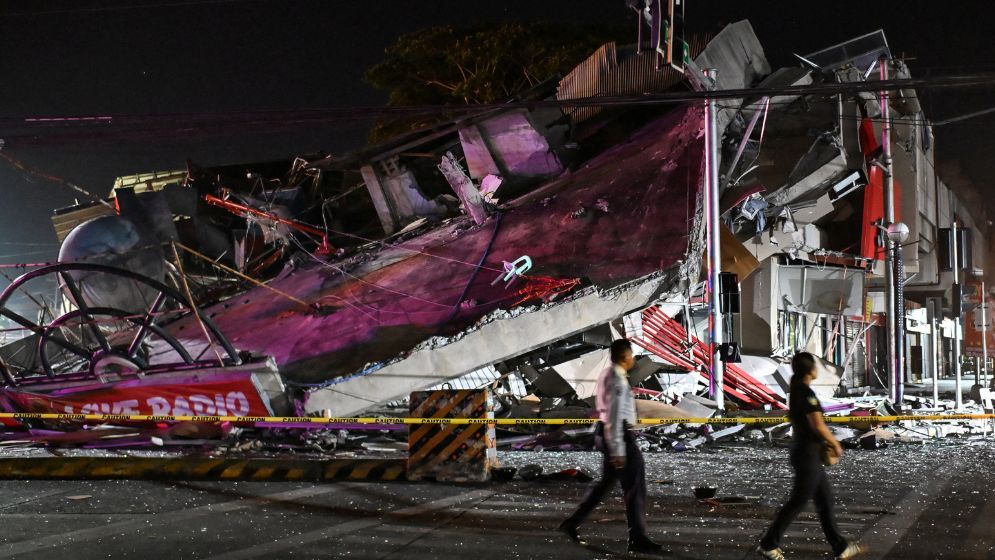 Major quake off Philippines kills at least 35