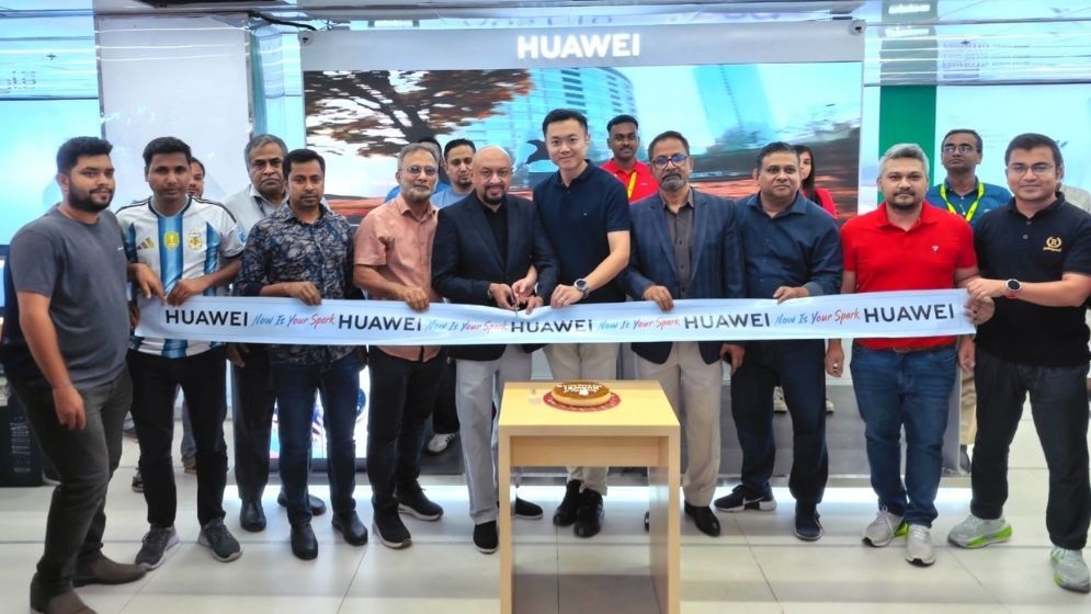 Huawei opens first display zone at Bashundhara City, announces special offers