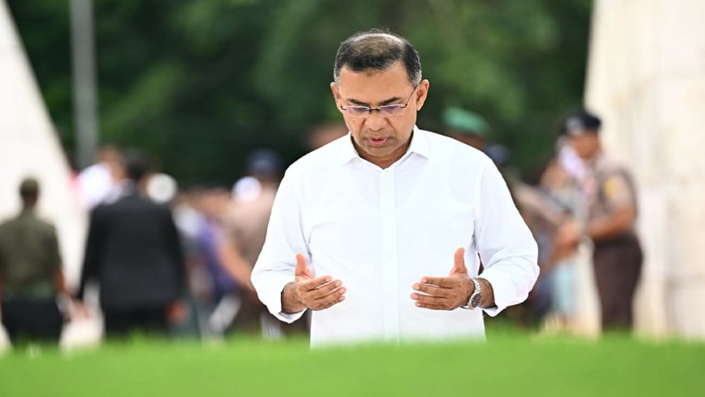 PM pays tribute at parents' graves after returning from first official foreign tour