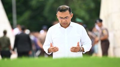 PM pays tribute at parents' graves after returning from first official foreign tour