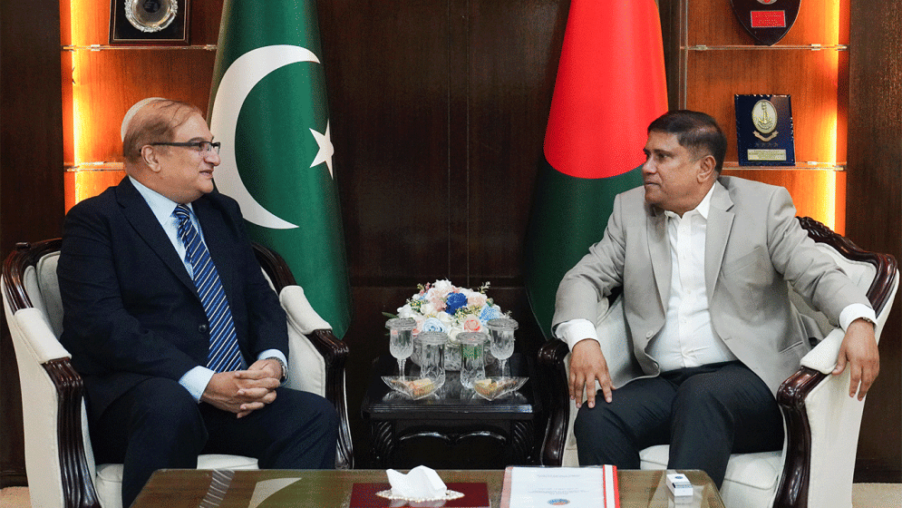 Pakistan high commissioner discusses bilateral issues with PM's defence adviser