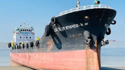 Lighter vessel sinks in Karnaphuli, all 12 crew rescued