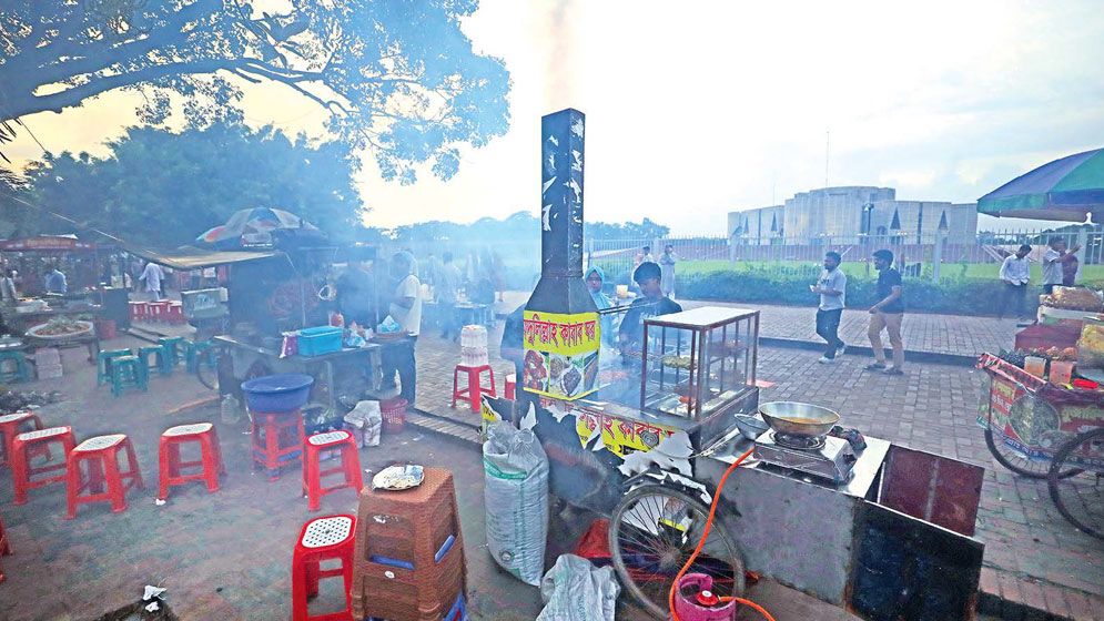 Parliament’s South Plaza pavement turns into a makeshift market
