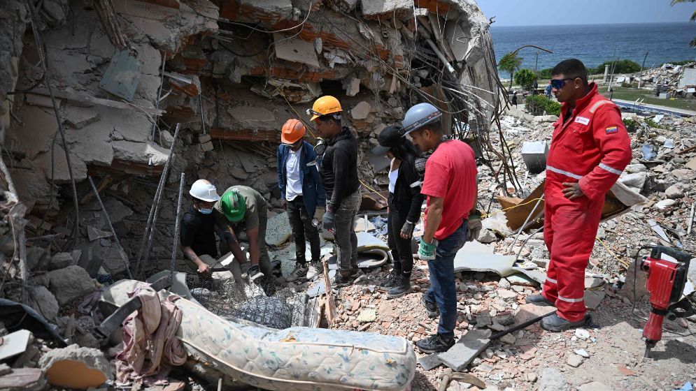 As Venezuela earthquake deaths pass 3,000, attention turns to mourning, burials