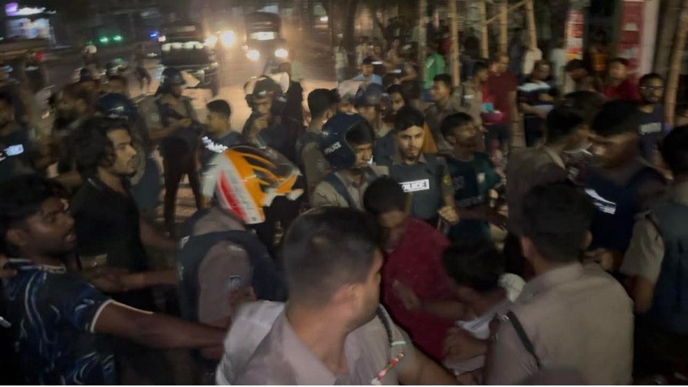 At least 13 injured as JnU students face off with locals, police in Old Dhaka